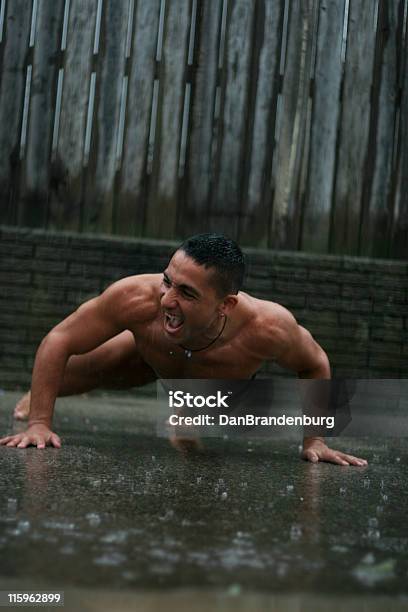 Pushups Na Chuva - Fotografias de stock e mais imagens de Adulto - Adulto, Ao Ar Livre, Atleta