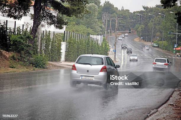 Autos Im Regen Stockfoto und mehr Bilder von Asphalt - Asphalt, Auto, Bewegung
