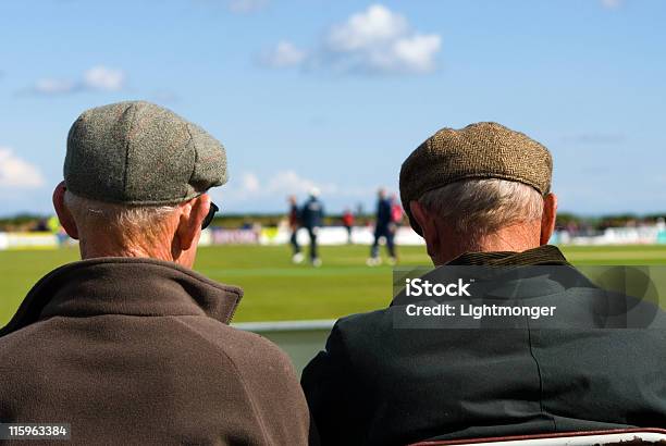 Oldboys - 観客のストックフォトや画像を多数ご用意 - 観客, サッカー, 注視する