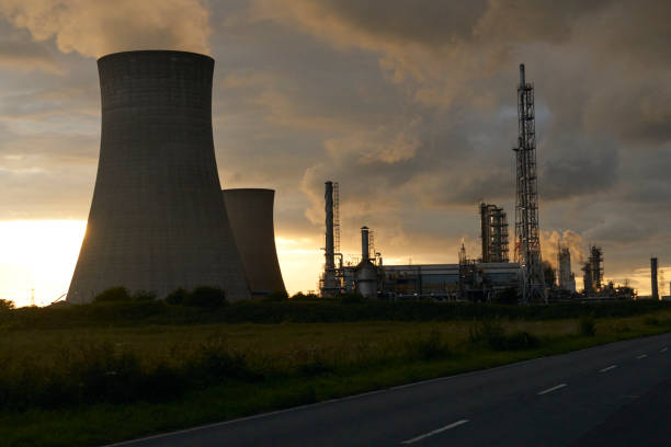 istock SUNSET OVER THE HUMBER HULL SIEMENS SALTEND REFINERY 1159633875