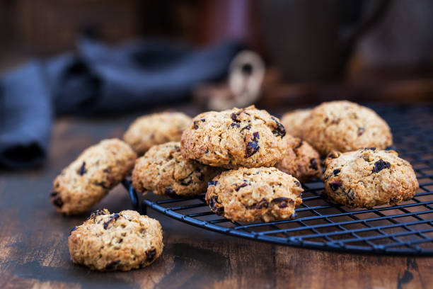 domowe świeżo upieczone płatki owsiane i ciasteczka owocowe - morning breakfast cookie sweet food zdjęcia i obrazy z banku zdjęć