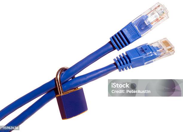 Cortafuegos En Azul A Internet De Alta Velocidad Foto de stock y más banco de imágenes de Amenazas - Amenazas, Azul, Cable