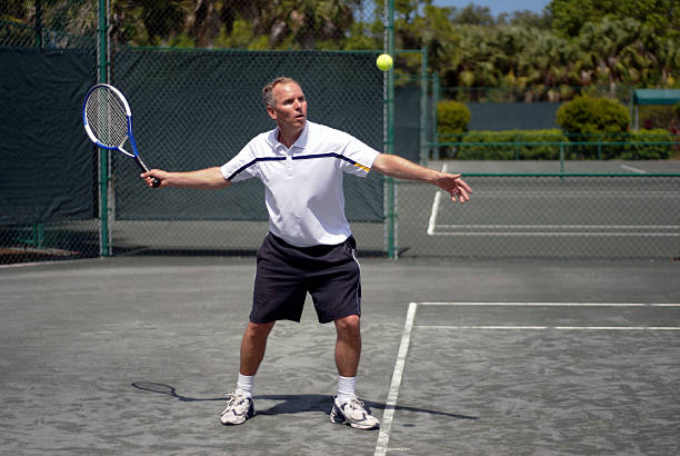 jugar al tenis iii - tennis baseline fun sports and fitness fotografías e imágenes de stock