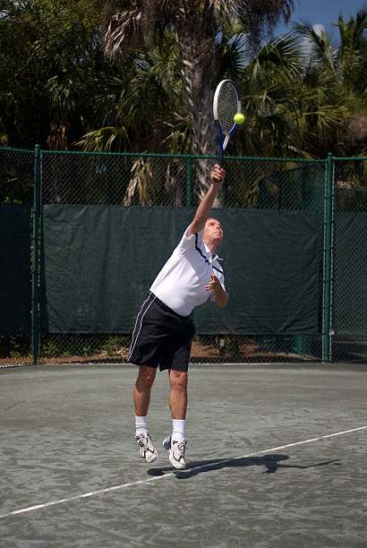 jugar al tenis iv - tennis baseline fun sports and fitness fotografías e imágenes de stock