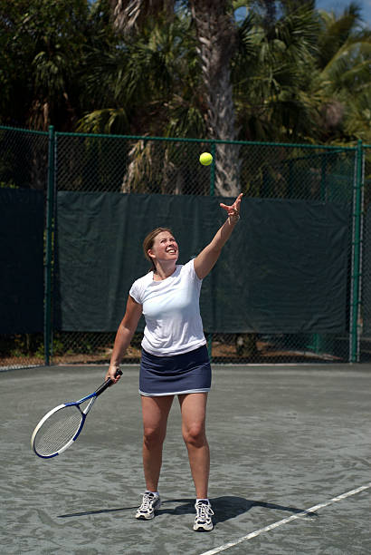 jugar al tenis iv - tennis baseline fun sports and fitness fotografías e imágenes de stock