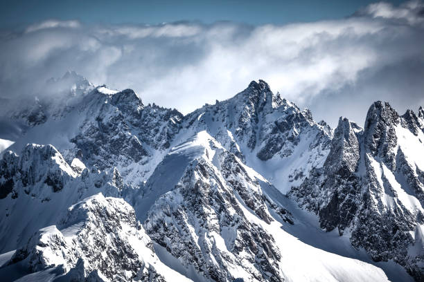 au sommet de la chaîne de montagnes des alpes suisses - suisse photos et images de collection