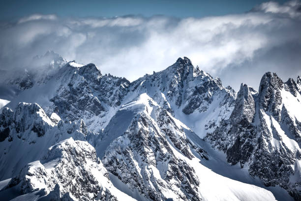 on the top of the swiss alps mountain range - natural landmark winter season mountain peak imagens e fotografias de stock