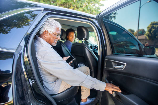 starszy czarny człowiek dostaje w taksówka - driving senior adult car women zdjęcia i obrazy z banku zdjęć