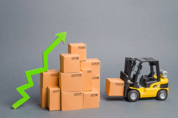 Yellow Forklift truck brings the box to a stack of boxes and a green arrow up. raise economic indicators. exports, imports. sales rise. High trade volumes, increased production, storage infrastructure el camión de carretilla elevadora amarilla lleva la caja a una pila de cajas y una flecha verde hacia arriba. aumentar los indicadores económicos. exportaciones, importaciones. aumento de las ventas. altos volúmenes de comercio, aumento de la producció