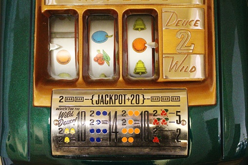 Old Slot Machine Face Deuce Wild