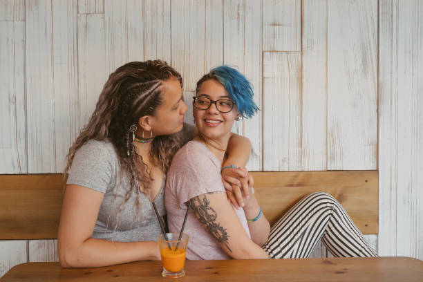 plus que l'amitié entre deux femmes. l'amour multiculturel sans frontières. - lesbian homosexual kissing homosexual couple photos et images de collection