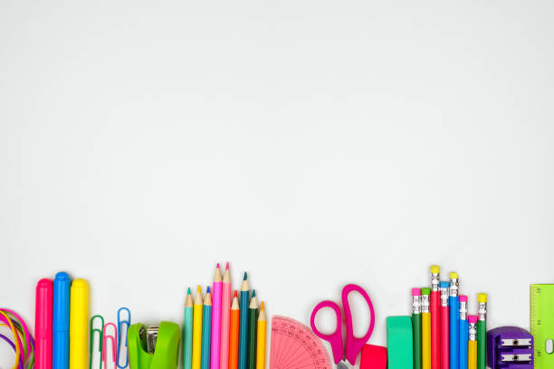 a escola fornece a beira inferior, vista superior em um fundo branco com espaço da cópia. de volta à escola. - material de escritório - fotografias e filmes do acervo