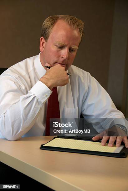 Denken Geschäftsmann Stockfoto und mehr Bilder von Analysieren - Analysieren, Arbeiten, Berufliche Beschäftigung