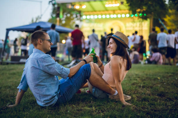 coppia che brinda a un festival musicale - romantic scene foto e immagini stock