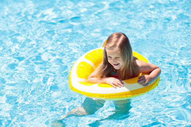 bambino in piscina su ring giocattolo. i bambini nuotano. - inflatable ring water wings swimming pool float foto e immagini stock