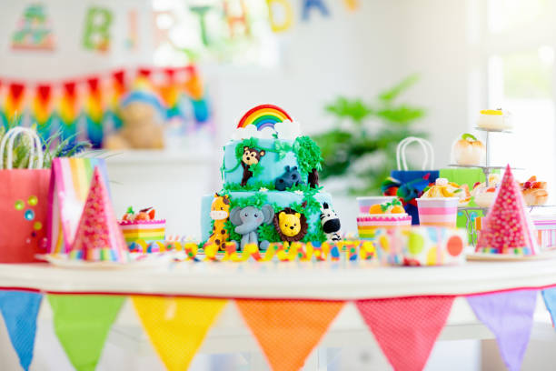 tort urodzinowy dla dzieci. impreza tematyka dżungli dziecięcej. - kids birthday party zdjęcia i obrazy z banku zdjęć