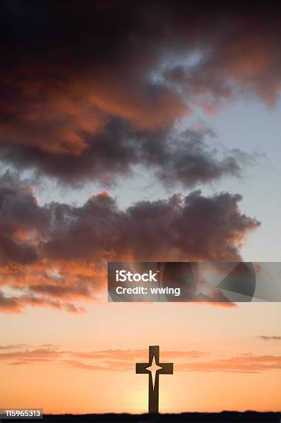 Foto de Cross E Céu Dramático e mais fotos de stock de Cruz - Forma - Cruz - Forma, Cruz - Objeto religioso, Nascer do sol