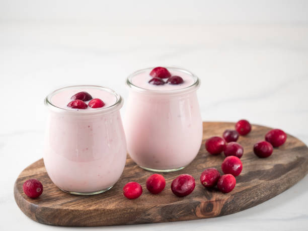 크랜베리를 곁들인 요구르트, 카피 스페이스 - healthy lifestyle cranberry healthy eating milk shake 뉴스 사진 이미지