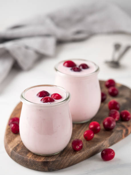 크랜베리, 카피 스페이스, 수직 요구르트 - healthy lifestyle cranberry healthy eating milk shake 뉴스 사진 이미지