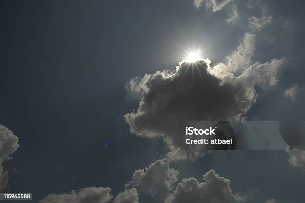 Słońce Za Chmurami - zdjęcia stockowe i więcej obrazów Słońce - Słońce, Światło słoneczne, Chmura