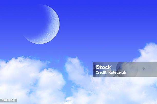 Blaue Himmel Wolken Und Mond Stockfoto und mehr Bilder von Blau - Blau, Cumulus, Dreiviertel-Mond