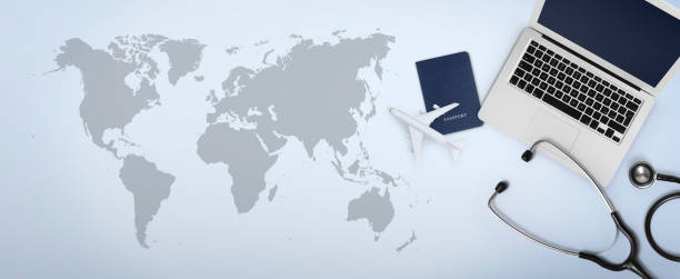 국제 의료 여행 보험 개념, 청진기, 여권, 컴퓨터 노트북 및 세계지도 배경과 책상 사무실에 고립 된 비행기 - travel insurance 뉴스 사진 이미지