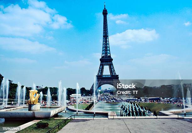 Photo libre de droit de La Tour Eiffel banque d'images et plus d'images libres de droit de Paris - France - Paris - France, Rue principale, Sans personnage