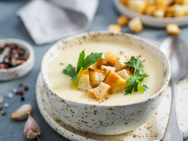 purea di zuppa di cavolfiore, spazio di copia - crostini foto e immagini stock