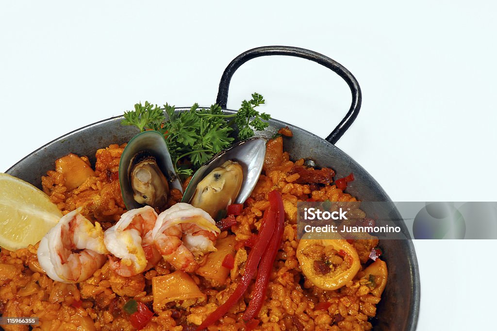 paella di mare isolato su bianco - Foto stock royalty-free di Paella