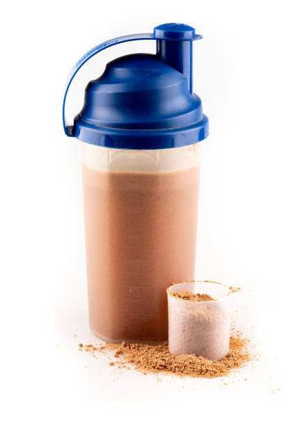 proteine del siero di latte in polvere e cucchiaio - whey protein concentrate foto e immagini stock