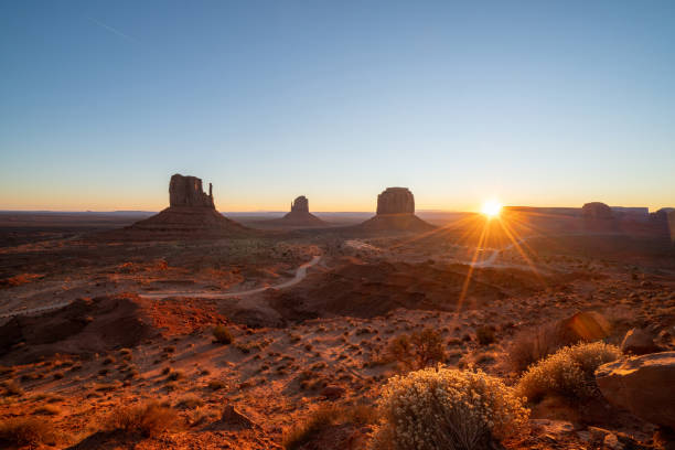 increíble vista del valle del monumento al amanecer, utah, ee. uu. - monument valley navajo mesa monument valley tribal park fotografías e imágenes de stock