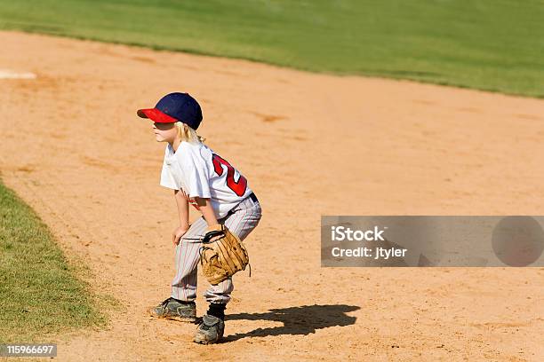 Gotowy Do Pola - zdjęcia stockowe i więcej obrazów Młodzieżowa liga baseballu i softballu - Młodzieżowa liga baseballu i softballu, Baza, 4 - 5 lat