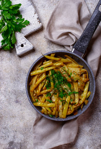 haricots jaunes de cire dans la casserole - wax bean photos et images de collection