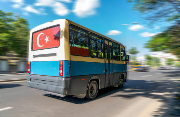 das beliebte öffentliche verkehrsmittel wird auf der straße "dolmus" genannt. ankara, türkei. - aerial passenger line stock-fotos und bilder