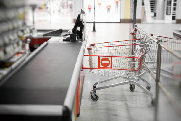 スーパーマーケットで閉鎖された方法の境界線を持つ空の現金デスク - store retail supermarket checkout counter ストックフォトと画像