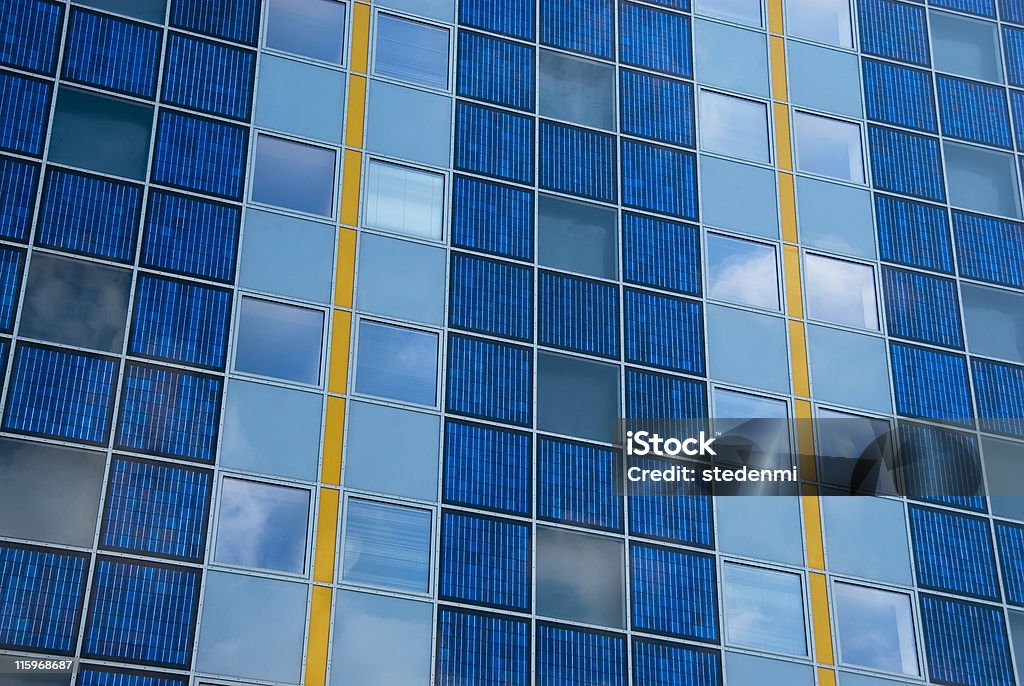 Moderna solare a una facciata - Foto stock royalty-free di Ambientazione esterna