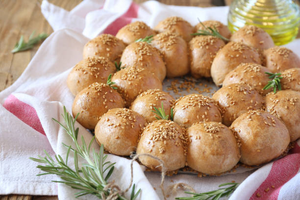 crown sourdough bread buns with sesame garnish - sesame cooking oil premium organic imagens e fotografias de stock