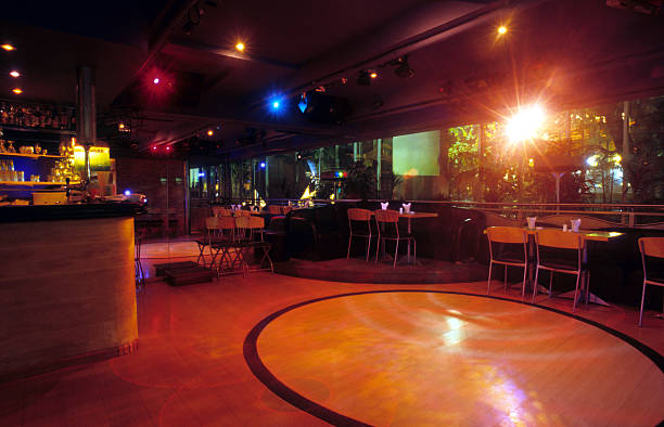 bar, restaurant et discothèque - dance floor dancing floor disco dancing photos et images de collection