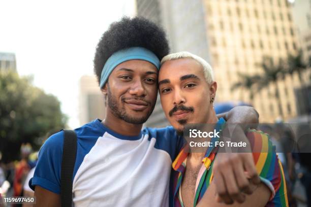 Lgbtqiパレード中に抱き合う男性カップル - LGBTQIの権利のストックフォトや画像を多数ご用意 - LGBTQIの権利, LGBTQI, 同性のカップル