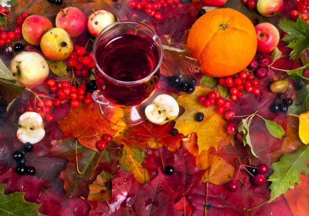 リンゴ、オレンジ、ベリーと秋の葉を背景に温めたワイン。 - autumn leaf frame decoration ストックフォトと画像