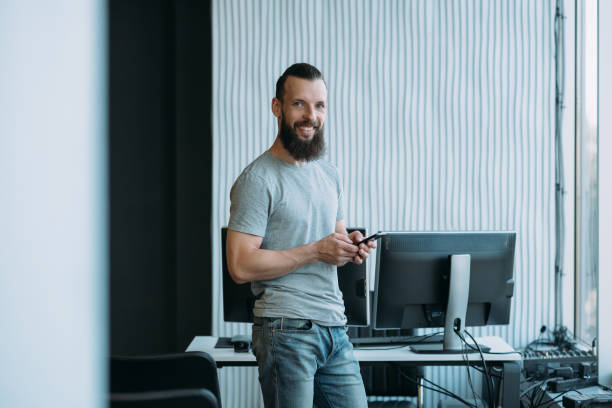Software Developer Stand 180+ Dual Monitor Stand Stock Photos, Pictures & Royalty-Free Images ...