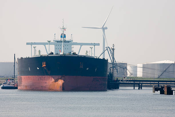 superpetrolero con aceite de almacenamiento - supertanker fotografías e imágenes de stock