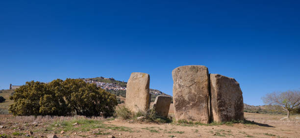 dolmen de "cerca del marco", ancienne construction mégalithique avec la ville de magacela à l'arrière-plan. estrémadure. espagne - dolmen stone grave ancient photos et images de collection