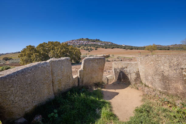 dolmen de "cerca del marco", ancienne construction mégalithique avec la ville de magacela à l'arrière-plan. estrémadure. espagne - dolmen stone grave ancient photos et images de collection