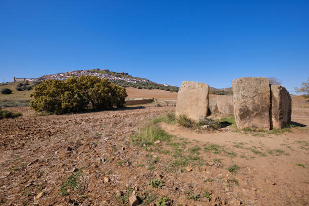 dolmen de "cerca del marco", ancienne construction mégalithique avec la ville de magacela à l'arrière-plan. estrémadure. espagne - dolmen stone grave ancient photos et images de collection