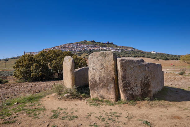 dolmen de "cerca del marco", ancienne construction mégalithique avec la ville de magacela à l'arrière-plan. estrémadure. espagne - dolmen stone grave ancient photos et images de collection