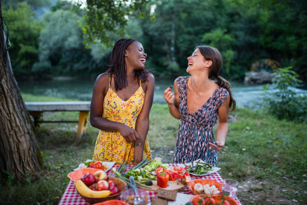 mangiare vegano sano in natura - picnic family barbecue social gathering foto e immagini stock