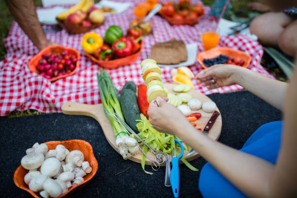 mangiare vegano sano in natura - picnic family barbecue social gathering foto e immagini stock