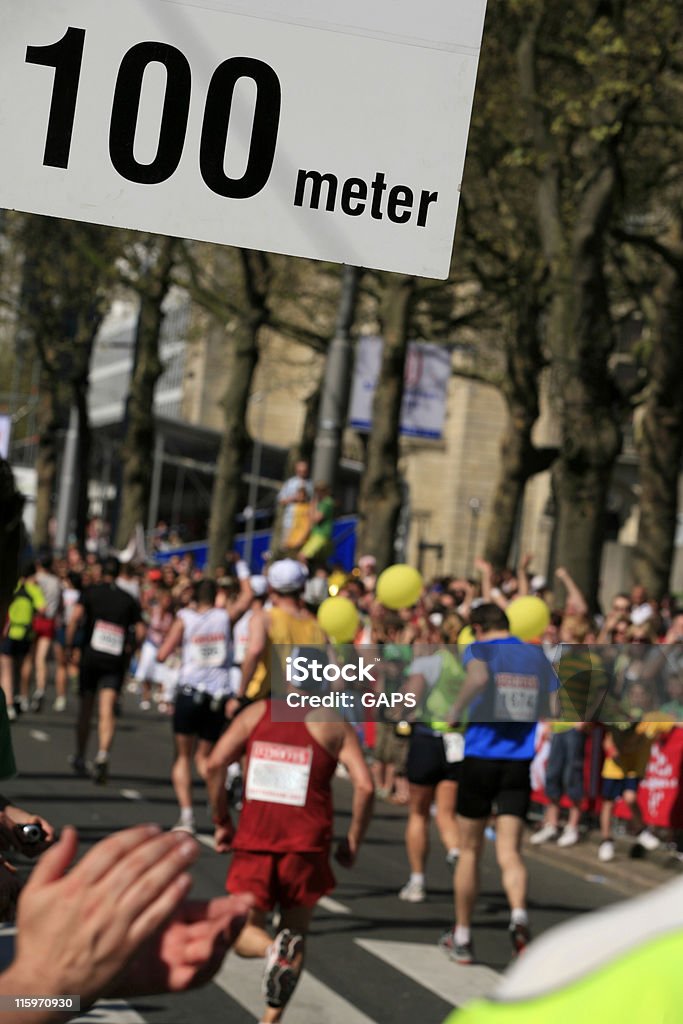 Aplaudindo espectadores no final de uma distância de corrida - Foto de stock de Acabando royalty-free