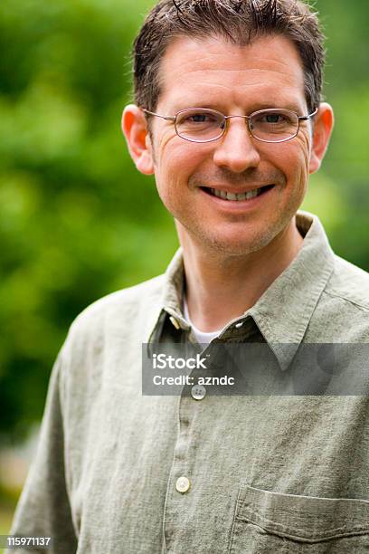 Homem Bonito Em Verde - Fotografias de stock e mais imagens de 30-39 Anos - 30-39 Anos, 35-39 Anos, 40-44 anos